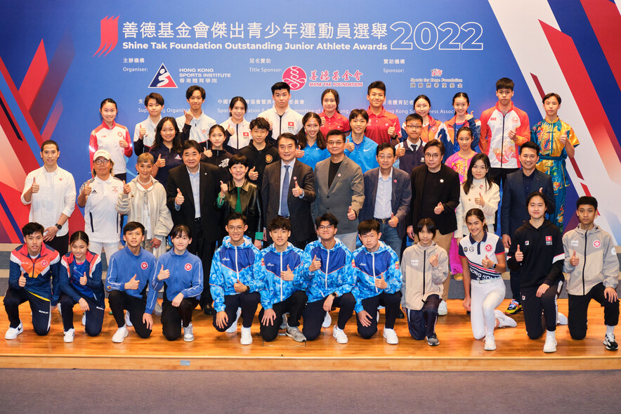 <p><span style="font-size:50%;">Cheng Tit-nam (Fencing) was presented with the Most Outstanding Junior Athlete Award. The awardees of the 4<sup>th</sup> quarter are Chu Lok-yin and Pak Hoi-man (Athletics), Deng Chi-fai and Liu Hoi-kiu (Badminton), Chan Nok-sze and Leung Ya-lei (Fencing), Chiu Chun-yin and Wong Han-yi (Karatedo), Chen Pak-hong and Jaden Li Head (Rowing), Chan Tsz-ching and Jarvis Ho (Skating), Lee Hoi-man and Mak Ming-shum (Table Tennis), Lam Lok-shi and Man Lai-ki (Triathlon), Ho Ching-hin and Tsang Cho-kiu (Wushu). Four athletes were awarded the Certificate of Merit, including Tong Hoi-kiu (Mountaineering), Mak Sai-ting (Swimming), Chan Kwok-ting and Tang Ki-cheong (Tennis), while Huang Ziyan (Sailing) was presented with the Certificate of Appreciation.</span></p>
